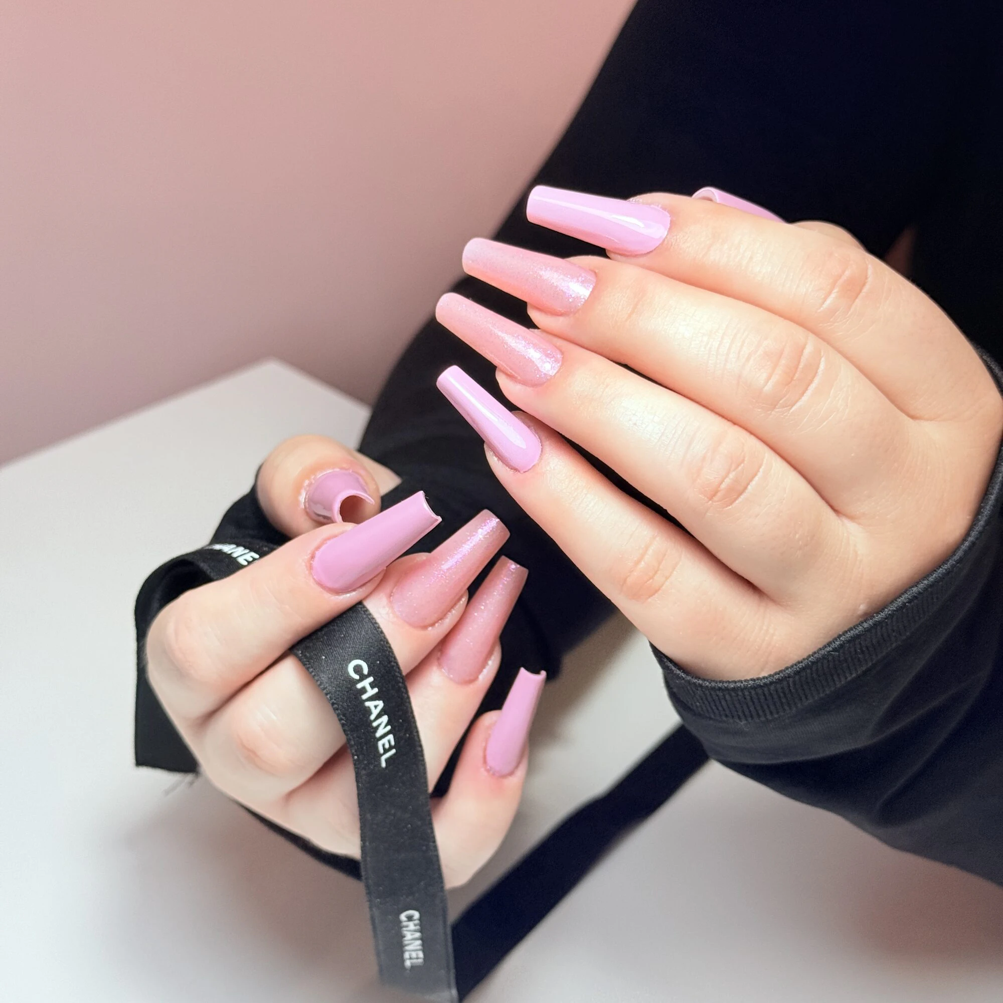 Ricostruzione lunga rosa a forma coffin, con un nastro